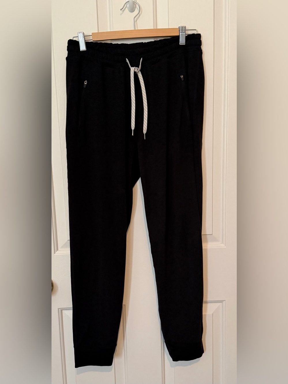 Men’s Vuori Ponto Performance jogger- black- large. Zip pockets